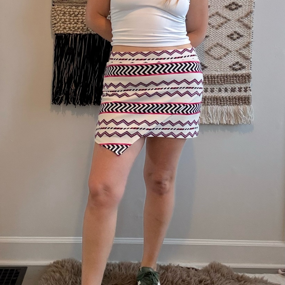 Chic Zigzag Mini Skirt in White and hot pink